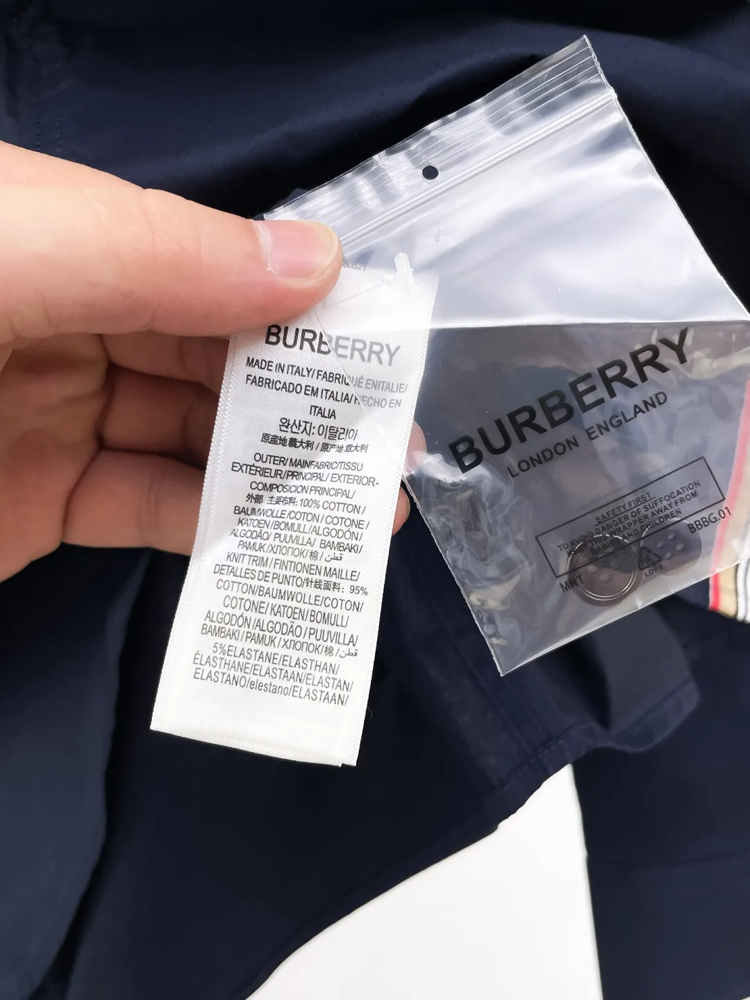 Burberry New Arrival shirt, complete with three labels, original fabric, original customized accessories, official Same Style, made of pure cotton fabric, customized, same vat dyed fabric, very comfortable and smooth to the touch, very wide and stylish, produced by a first-line brand factory, woven with imported yarn, long-wearing without deformation, the most New Arrival style in spring and summer, fashionable and individual, super Versatile and good-looking, very suitable for both men and women, a must-have size Size: S-XXL